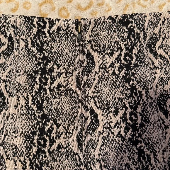 Free People Black and Cream Snake Print Mini Skirt
Size: 8 - Picture 5 of 10
